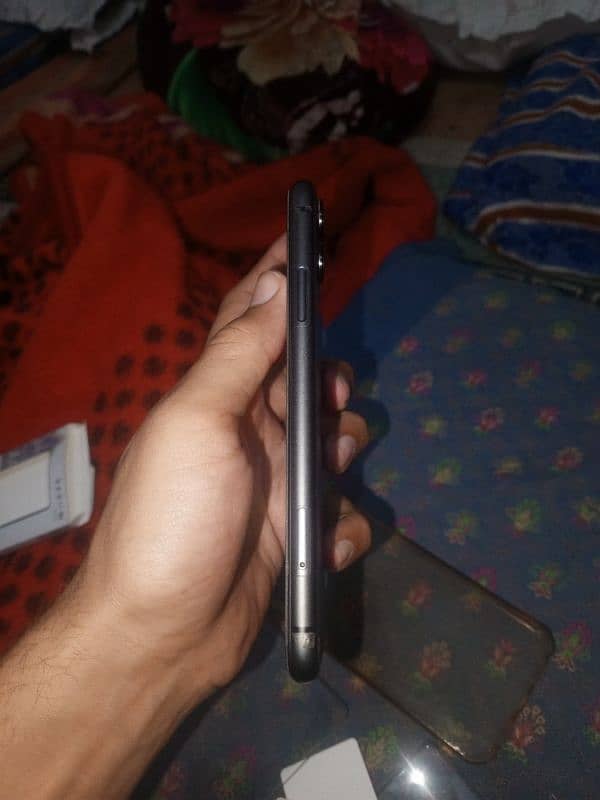 Iphone 11 64gb JV  10/10 condition original charger, cable, box. 2