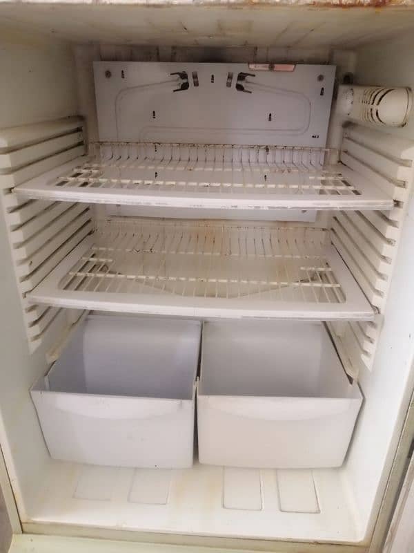 pel company large size fridge in good condition 4