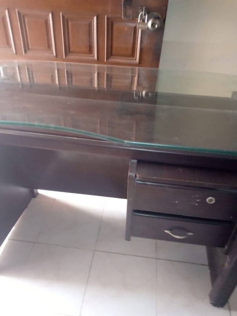 Office table with glass 1