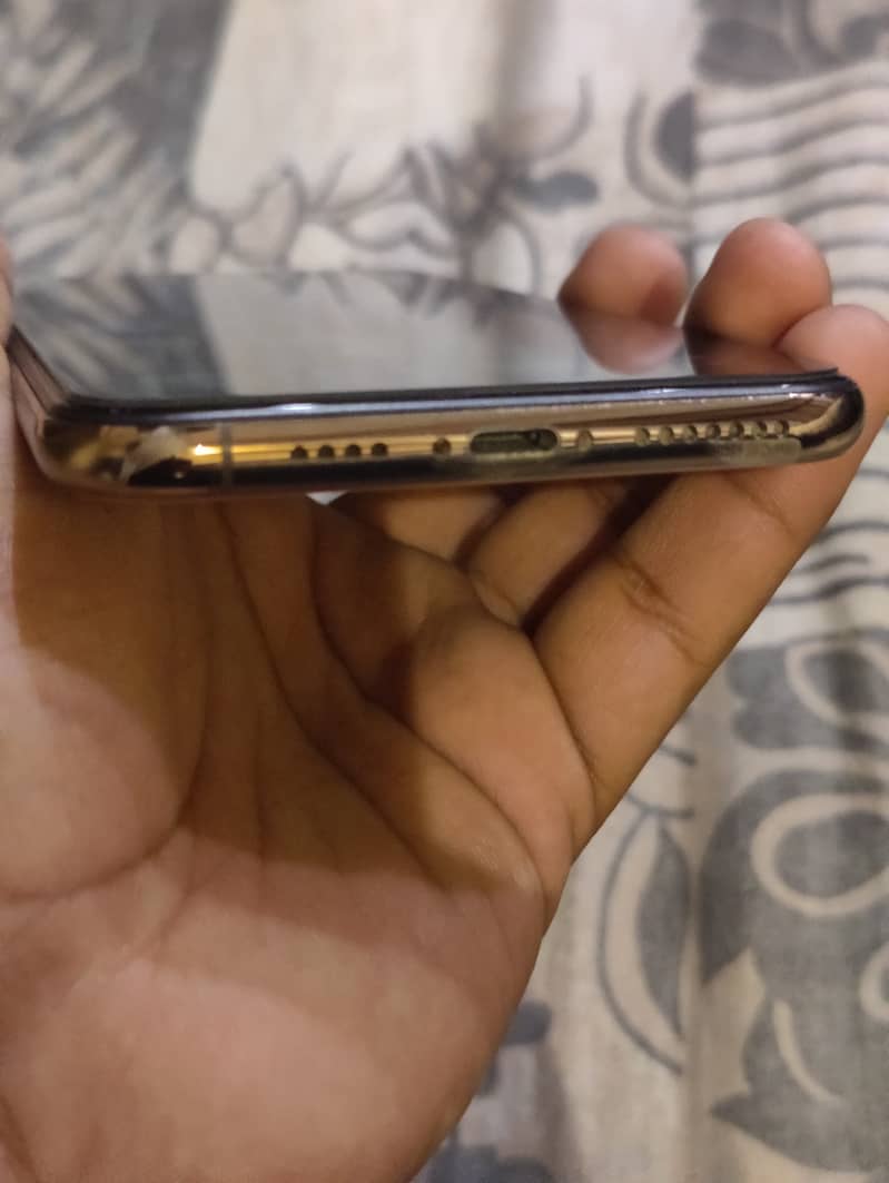 Apple iPhone XS Max 4