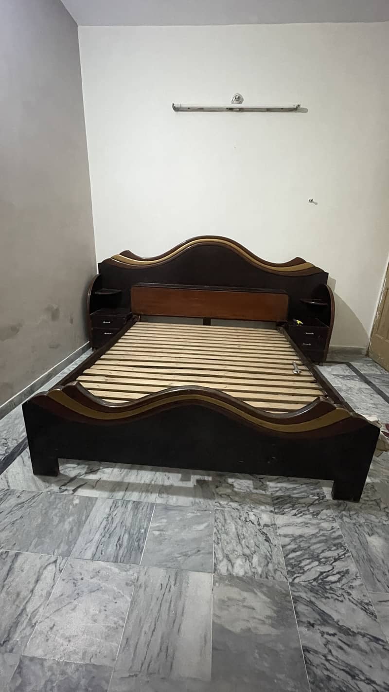 Bed + dressing table 0