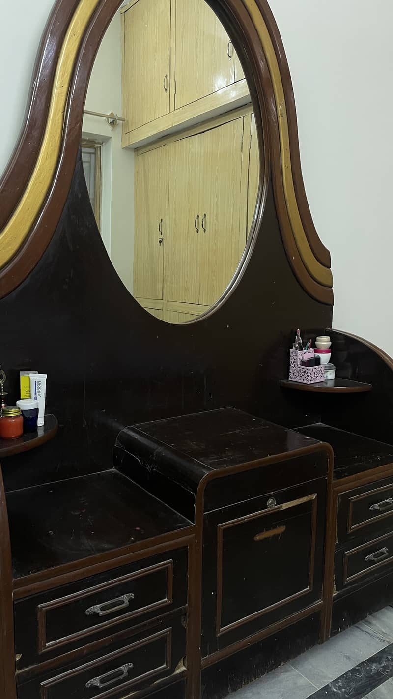 Bed + dressing table 1