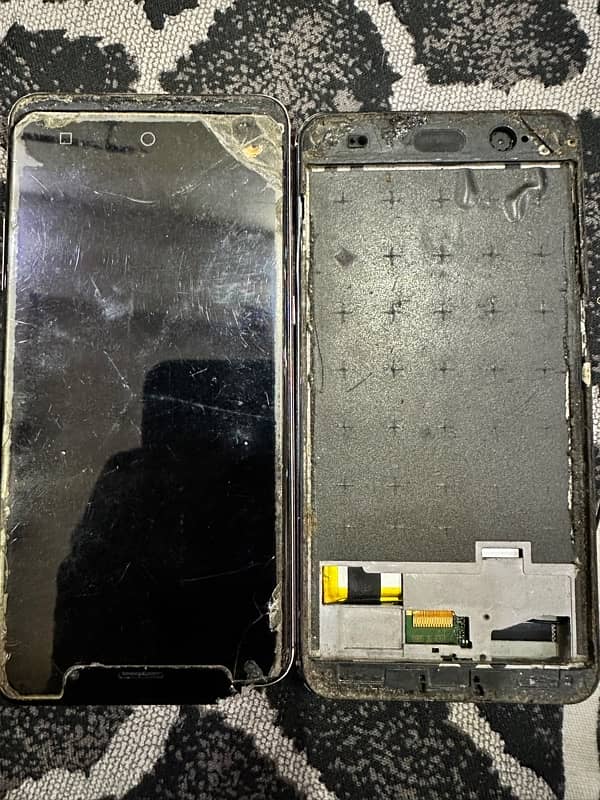 Q mobile S4 Panel damage 1