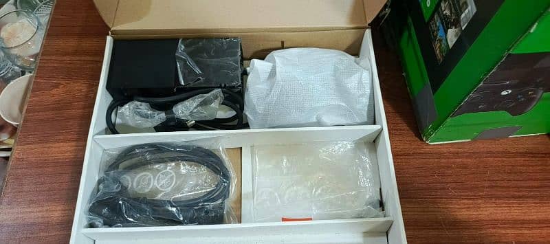 Xbox One 500gb with Genuine Controller and Cables with box 1