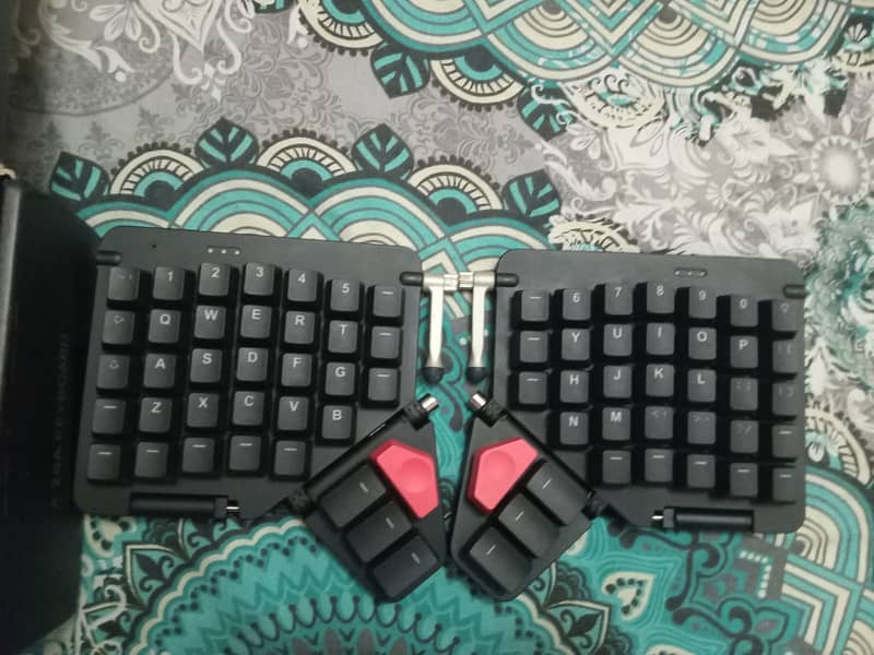 ZSA Moonlander Mechanical Keyboard – Black | Premium Ergonomic Design 2