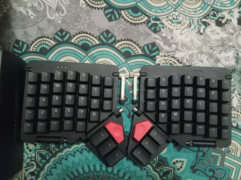 ZSA Moonlander Mechanical Keyboard – Black | Premium Ergonomic Design 4