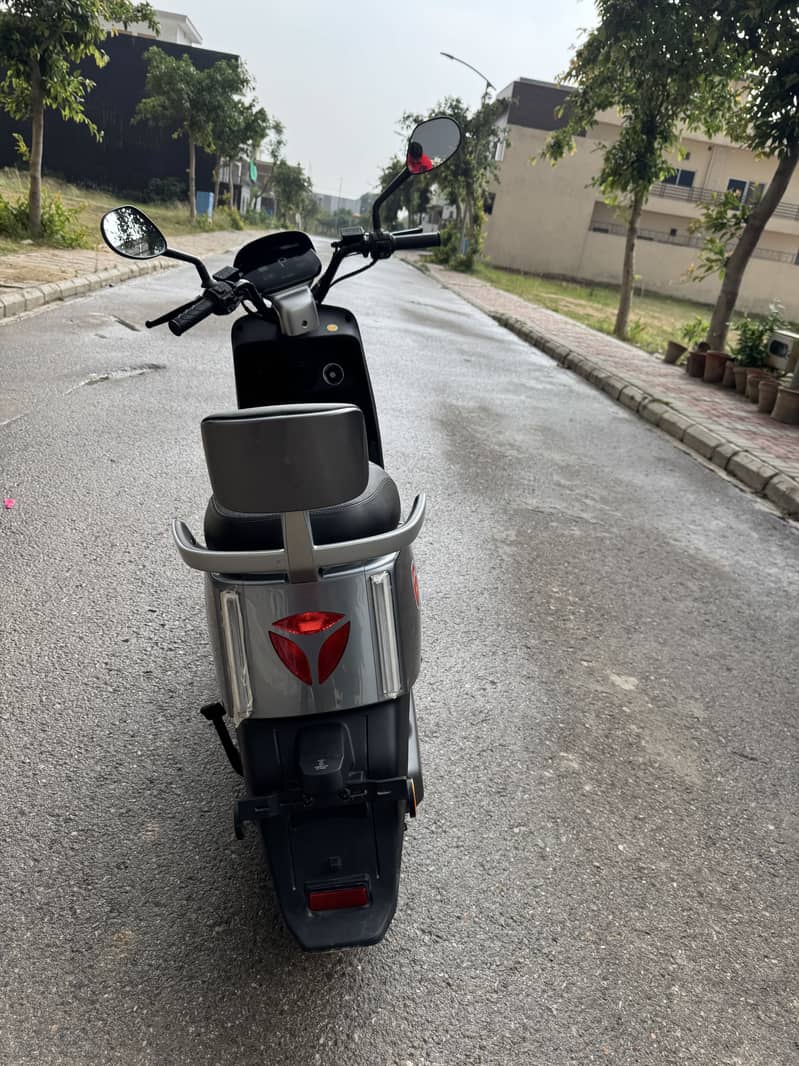Yadea E8S Pro (selling Urgent) 0