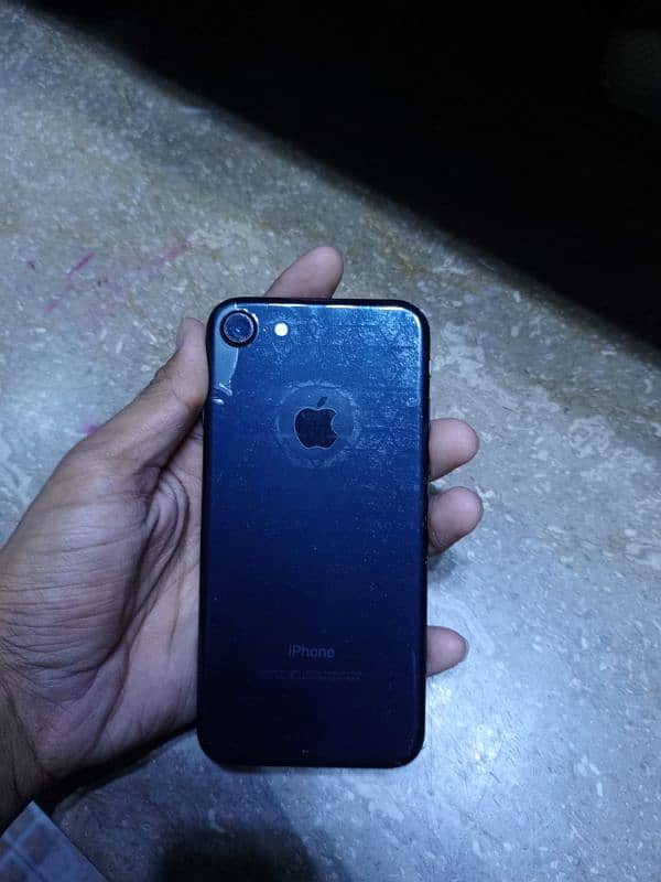 I phone 7 officially pta approved 03158261760 contact me on WhatsApp 2