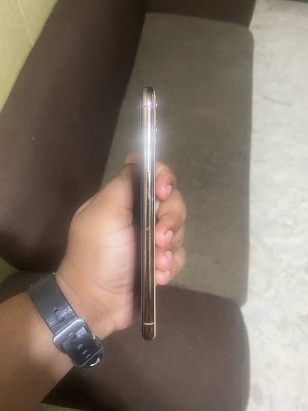 Iphone 11 Pro Max PTA Approved Gold 256gb With box 3