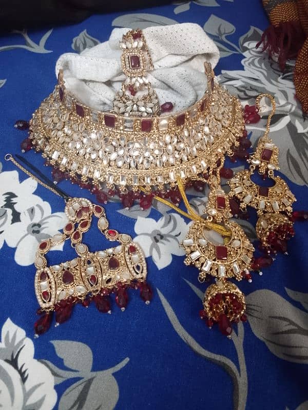 bridal red and golden set only 1 time used 0