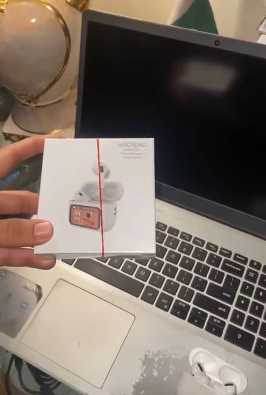 Apple AirPods EarBuds 2nd Generation Brand New 1