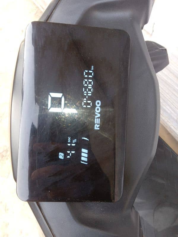 ev scooty revoo c02 75 to 85kms runs in one charge. 0