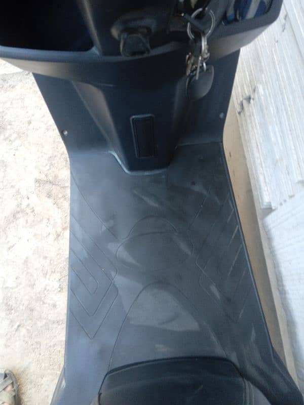 ev scooty revoo c02 75 to 85kms runs in one charge. 1