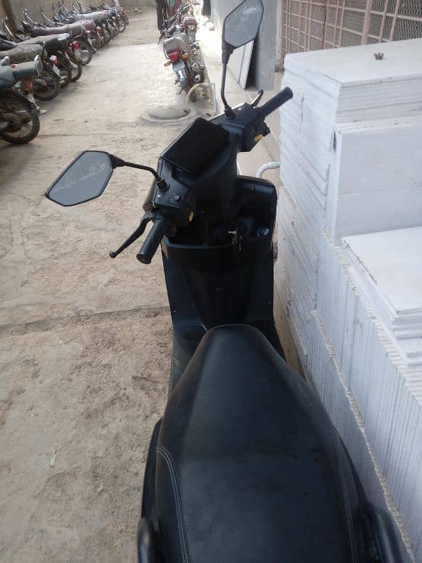 ev scooty revoo c02 75 to 85kms runs in one charge. 2