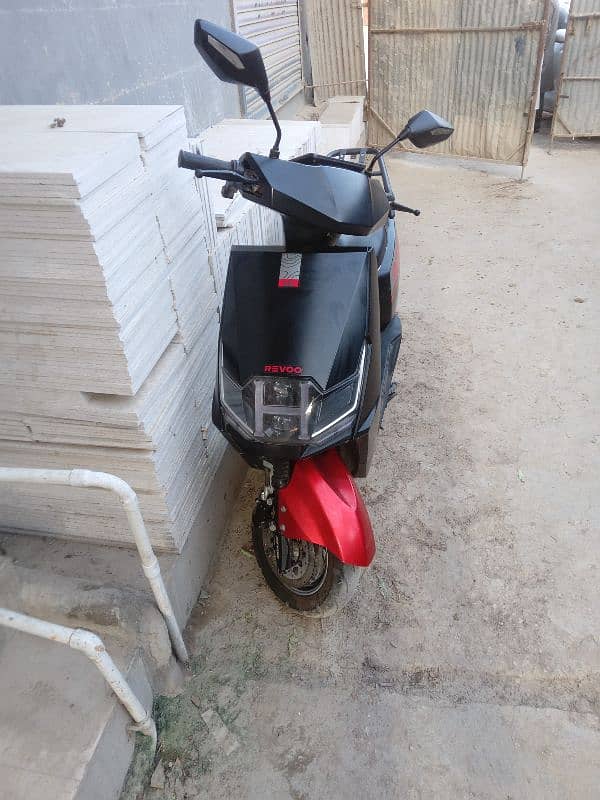 ev scooty revoo c02 75 to 85kms runs in one charge. 3