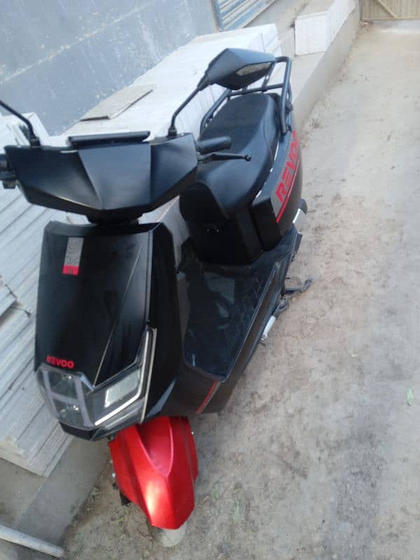 ev scooty revoo c02 75 to 85kms runs in one charge. 4
