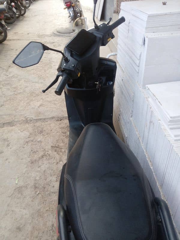 ev scooty revoo c02 75 to 85kms runs in one charge. 6