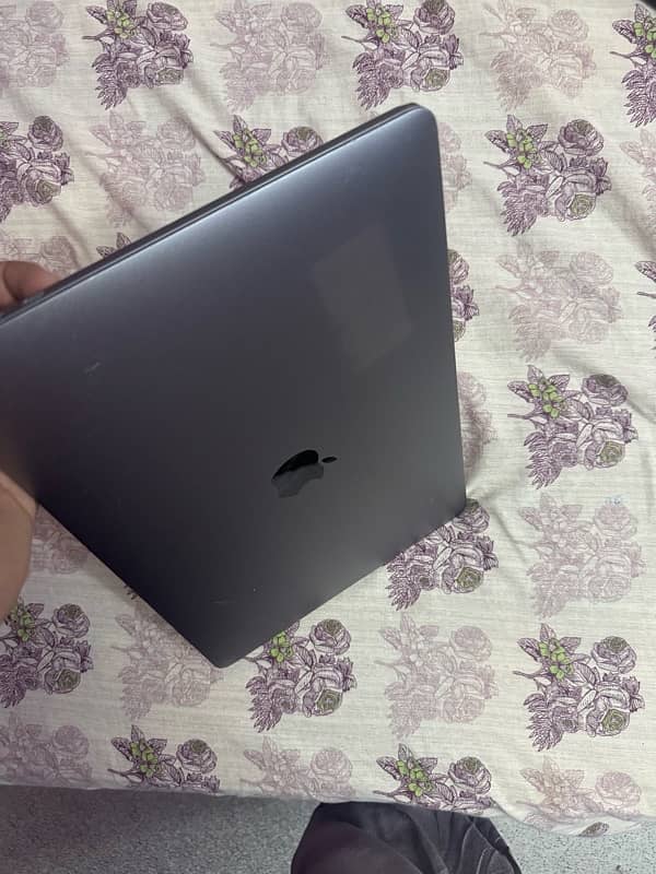Macbook pro 2016 slim With Touch Bar 15