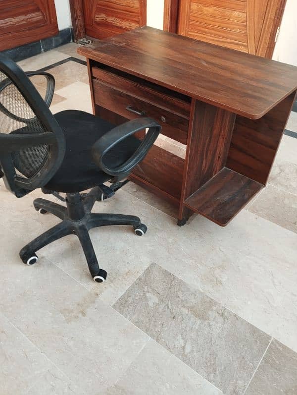 Computer Table & Chair 0