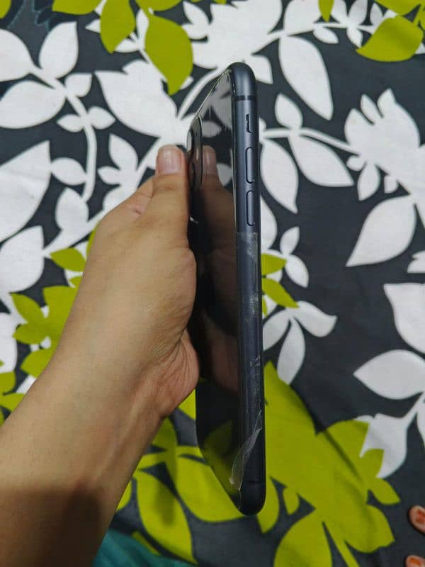iPHONE 11 | 64 GB | NON PTA 4