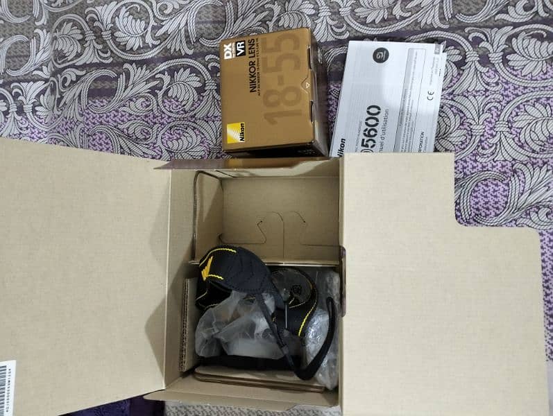 Nikon D5600 with 18-55mm lens and bag 2