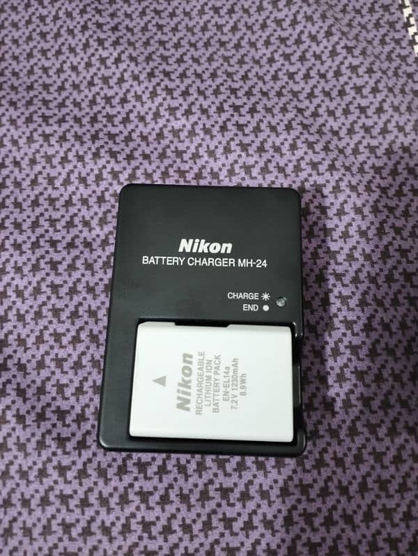 Nikon D5600 with 18-55mm lens and bag 5