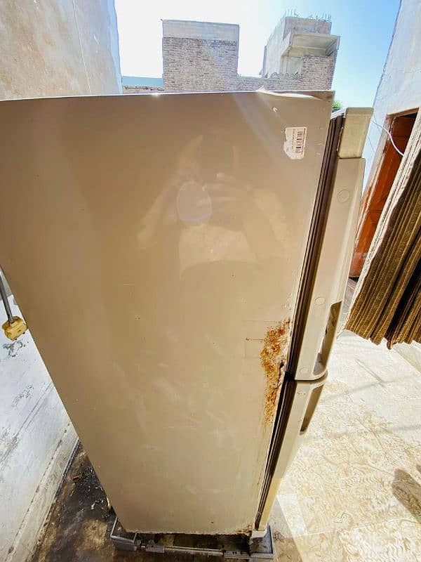 dawlance  full size condition apka samny kuch saaf use howa hn 1