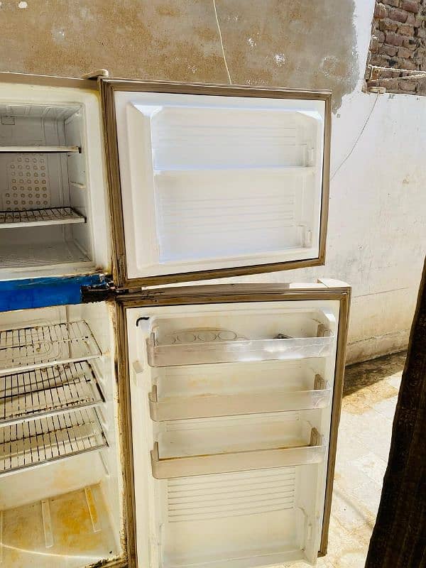 dawlance  full size condition apka samny kuch saaf use howa hn 7