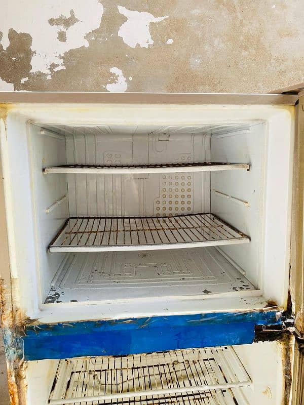 dawlance  full size condition apka samny kuch saaf use howa hn 10
