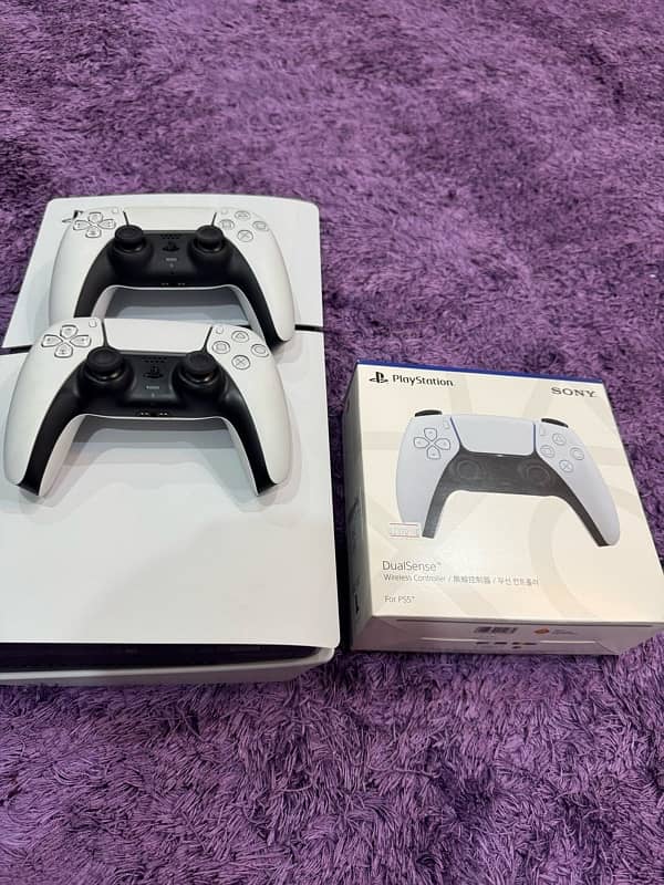 PS5 Slim disc in brand new condition with 2 controllers 0