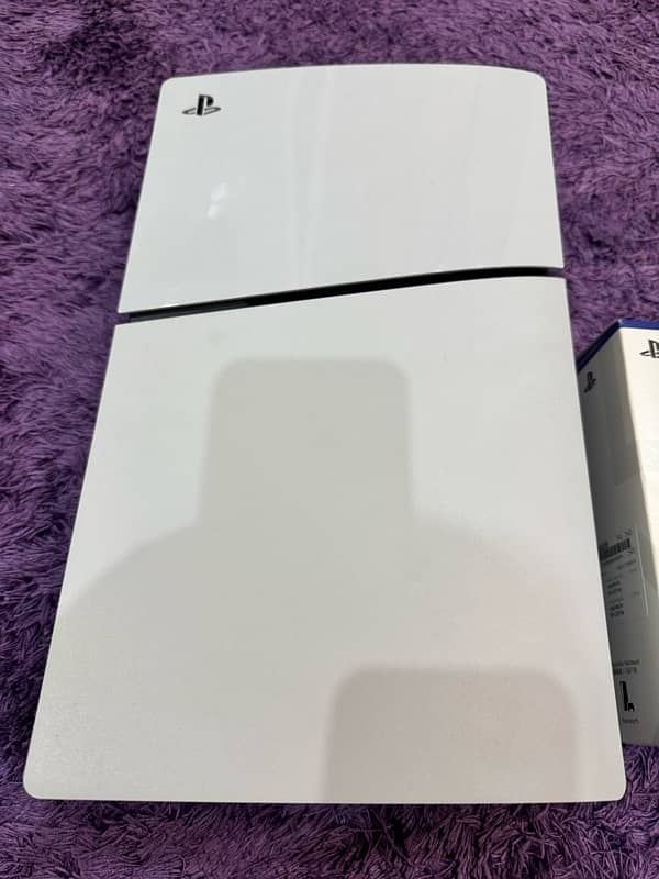 PS5 Slim disc in brand new condition with 2 controllers 1