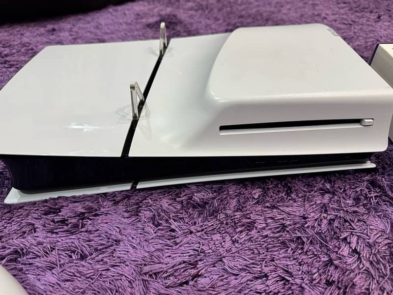 PS5 Slim disc in brand new condition with 2 controllers 2