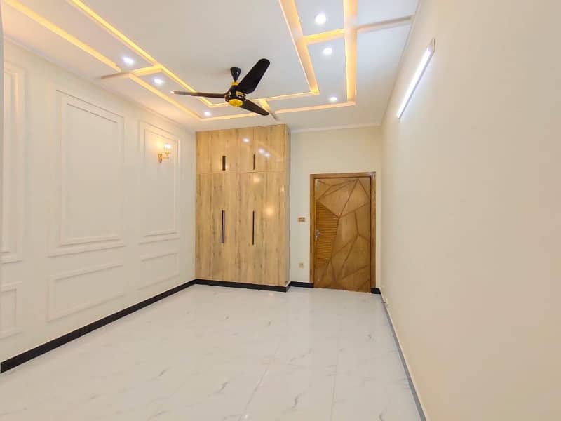 House for sale in good location in Faisal Town phase 1. 1