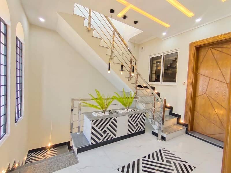 House for sale in good location in Faisal Town phase 1. 3