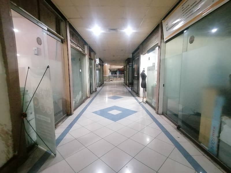 Corner Shop Spread Over 400 Square Feet In Siddique Trade Center Available 3