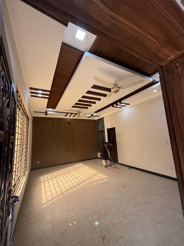 luxury 10 Marla house for Sale 0