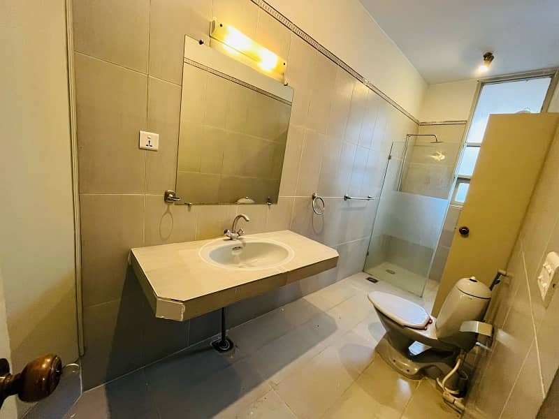 F-7 2 Kanal 4Bedrooms House For Rent 2 Kitchen 3