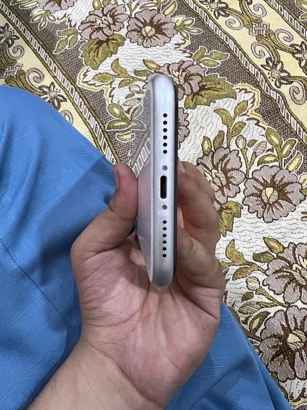 iPhone 11 64gb pta single sim 3