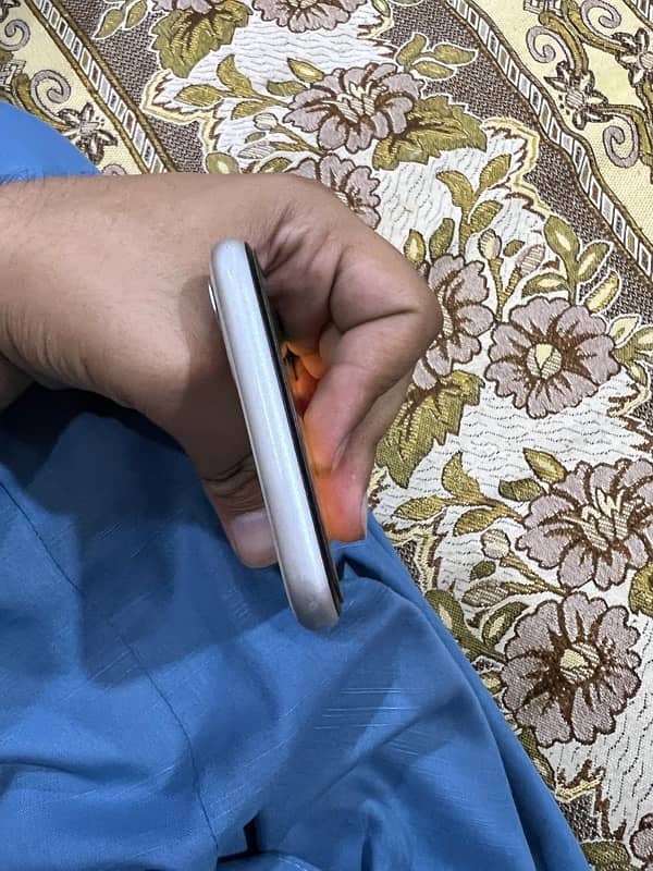 iPhone 11 64gb pta single sim 4