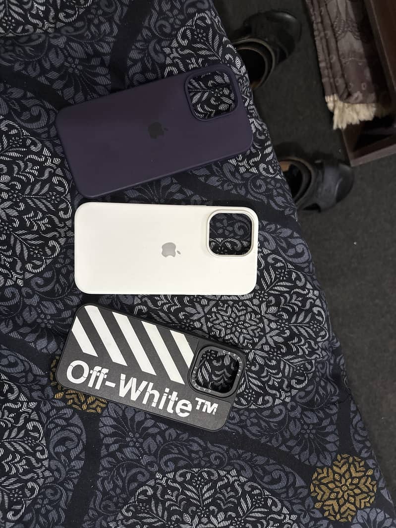 2 Iphone 14 PRO MAX Silicone and 1 casetify original case 0