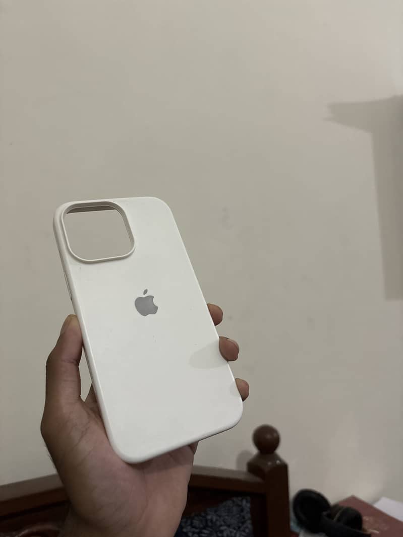2 Iphone 14 PRO MAX Silicone and 1 casetify original case 2