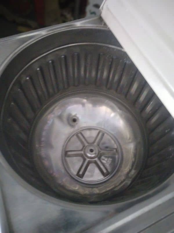 s. b washing machine and dryer colour off waith. condition neat and clen 5