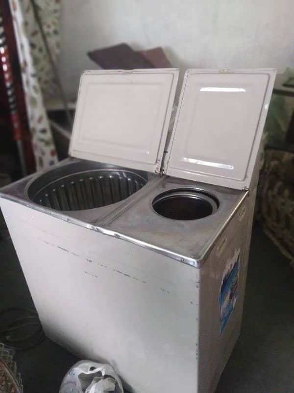 s. b washing machine and dryer colour off waith. condition neat and clen 7
