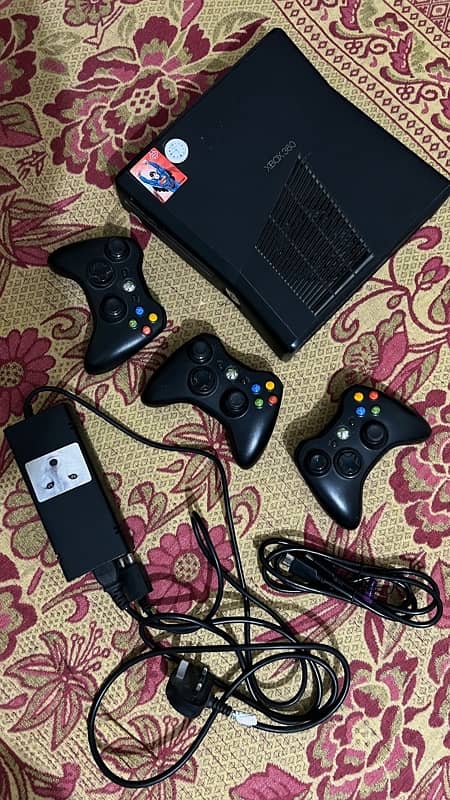 Xbox 360 (Three Controllers) 0