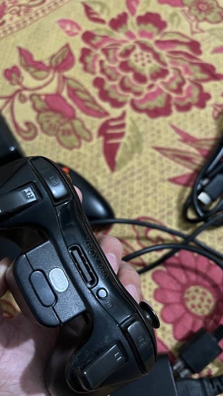 Xbox 360 (Three Controllers) 4
