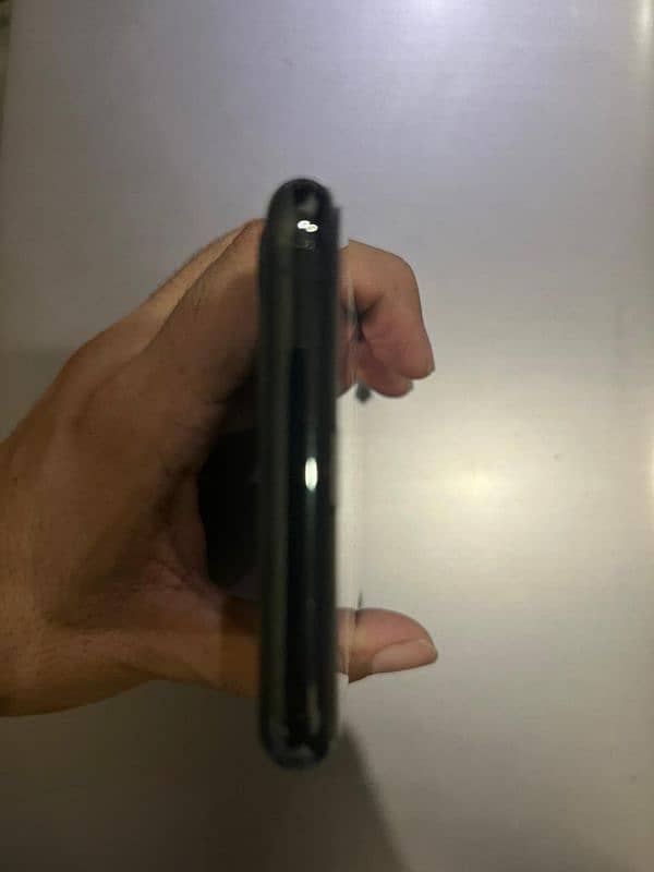 11 pro mex jv 64gb memory conditions 10/10  ladies use mobile 3