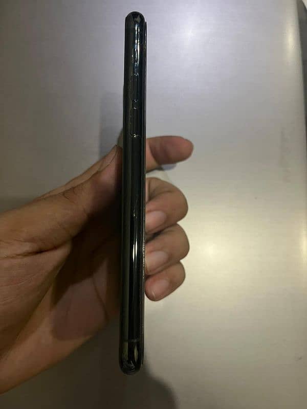 11 pro mex jv 64gb memory conditions 10/10  ladies use mobile 4