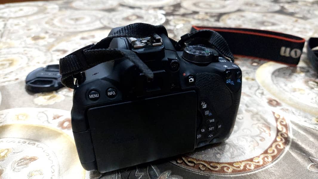 Canon EOS 700D DSLR – Excellent Condition | Single Handed Used 3
