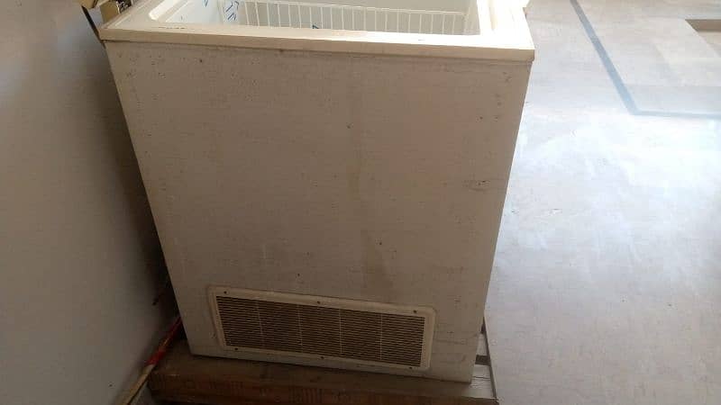 waves deep freezer in excellent condition 3