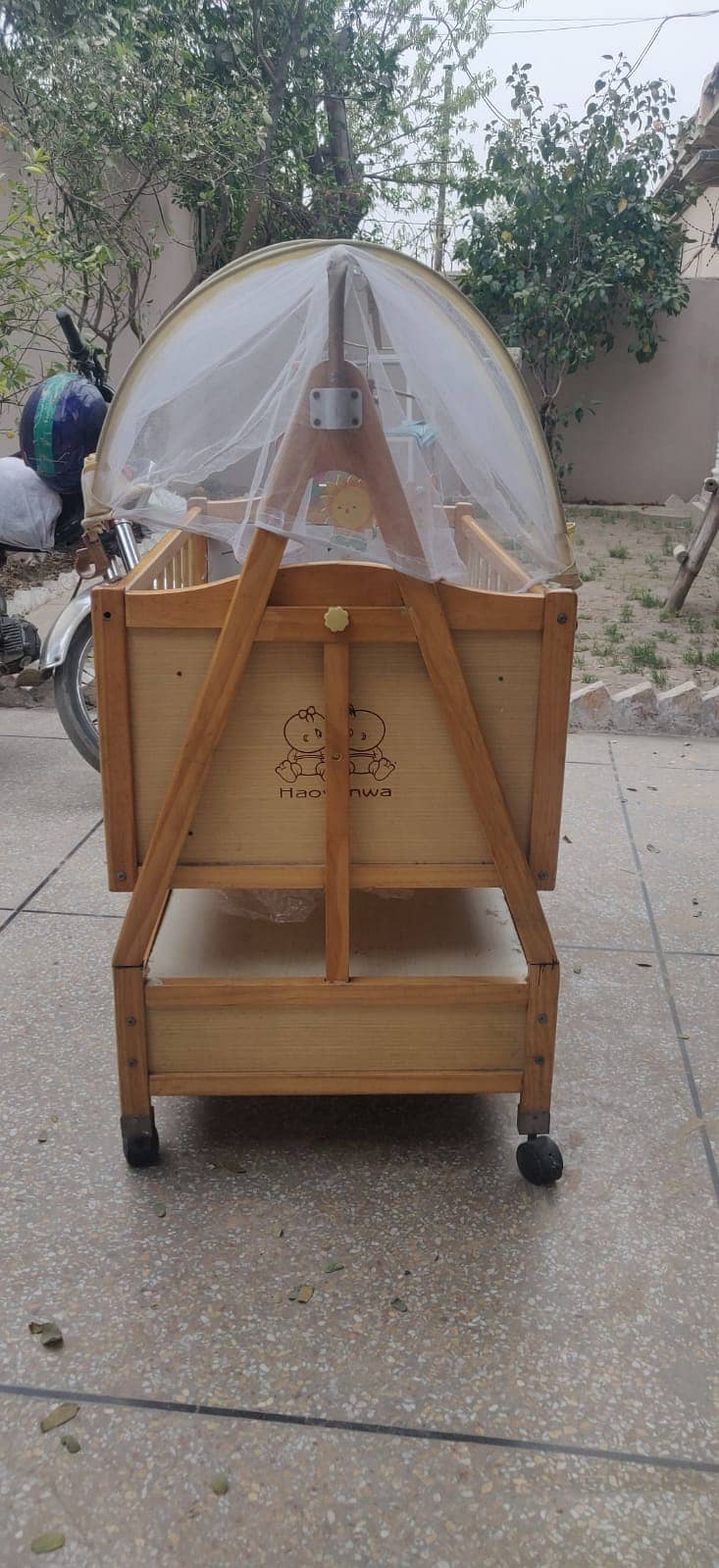 Baby cot and swing  ( 2 in 1 ) in very good condition 3